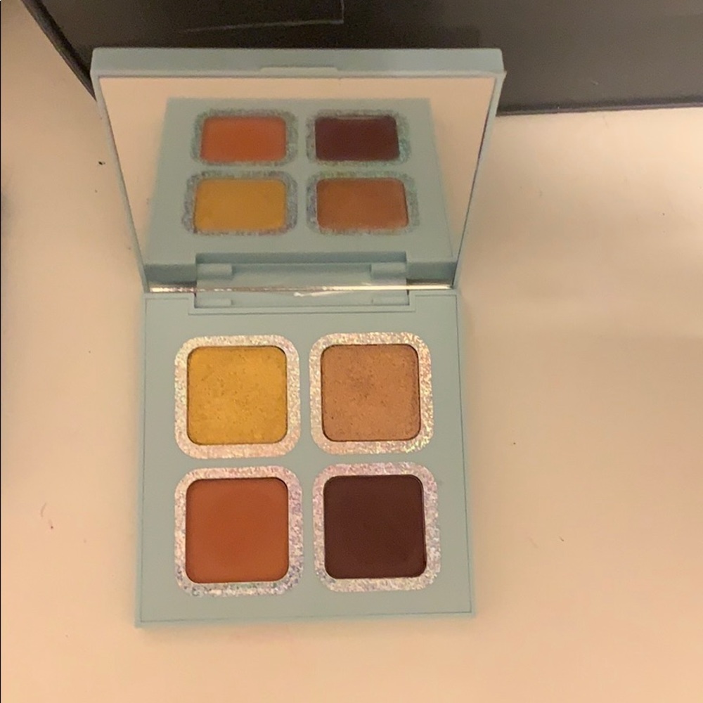 Kylie cosmetics eyeshadow palette in Kourt